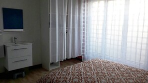 3 chambres, fer et planche à repasser, accès Internet, draps fournis