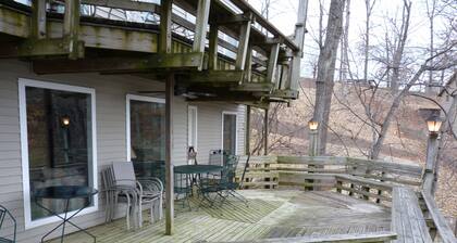 5 makuuhuoneen talo, josta on pääkanavanäkymä ja lahti