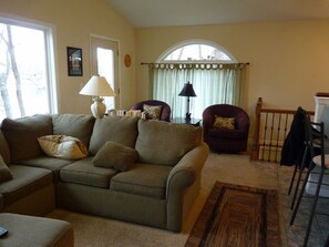 Een smart-tv, een open haard, een dvd-speler en een tafeltennistafel