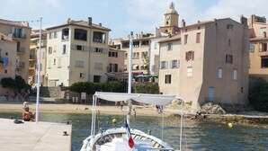 A boat docked at a pier with buildings in the background. - Place of the Strings in the heart of St Tropez apartment T2 new 2/4 with parking (Saint-Tropez)