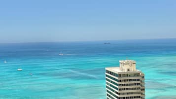 Playa en los alrededores, camastros y toallas de playa
