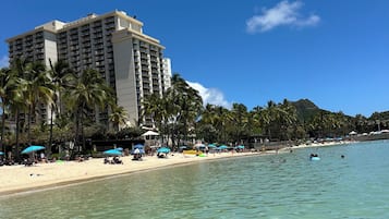 Playa en los alrededores, camastros y toallas de playa