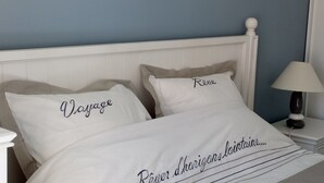 A bed with pillows labeled "Voyage" and "Rêver d'horizon." - LOCATED APARTMENT IN PORT FREJUS (Fréjus)
