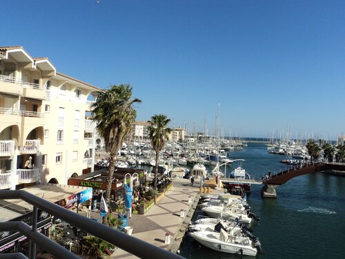 Appartement vue sur le port et les voiliers, 100 m plage