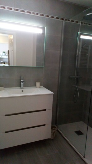 Tina, secadora de cabello, papel de baño