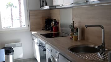 Een koelkast, een microgolfoven, een oven, een kookplaat