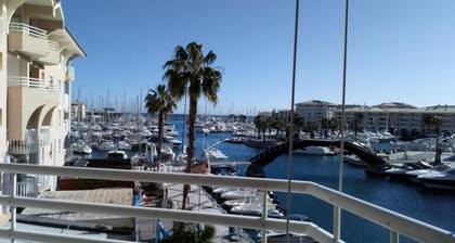 Lage begrüßt Sie in Port Fréjus