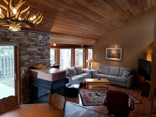 Chugach Foothills Chalet -- a charming, quiet east Anchorage retreat!
