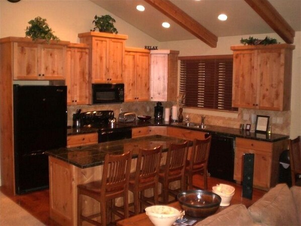 ثلاجة، ميكروويف، فرن، موقد طهي مسطح