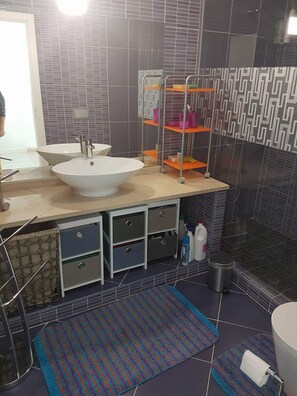 Shower, hair dryer, towels, soap - OLHAO, Quelfes, house built in 2015, bright, modern, well-equipped, with terraces. (OLHAO)