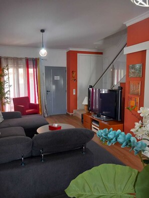 Smart-TV, DVD-Player, Bücher, Videothek