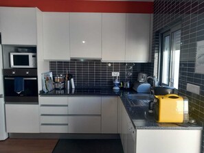 Fridge, microwave, oven, stovetop - OLHAO, Quelfes, house built in 2015, bright, modern, well-equipped, with terraces. (OLHAO)