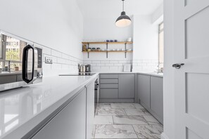 Jääkaappi, mikroaaltouuni, uuni, astianpesukone