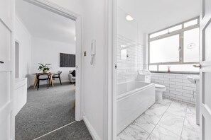 Suihkun ja ammeen yhdistelmä, hiustenkuivaaja, pyyhkeet, saippua