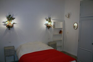 1 chambre, fer et planche à repasser