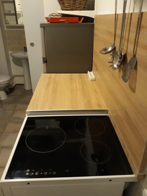 Fridge, oven, stovetop, coffee/tea maker - Apartment historic center of Avignon t2 45m2 (Avignon)