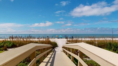SOMERSET #213 2 BR 2 Bth- Beautiful Beachfront Paradise . Aug Sept Oct Promotion