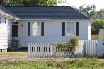 The cottage attached by breezeway. Completely separate from main house. 