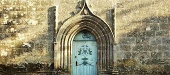 Authentisches bretonisches Dorf und kleines Haus am Meer