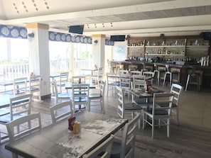 Bar (on property) - OCEANFRONT 3 BEDROOM OCEANFRONT CONDO! 6 QUEEN BEDS! NEWLY UPDATED LARGE BALCONY (Myrtle Beach)