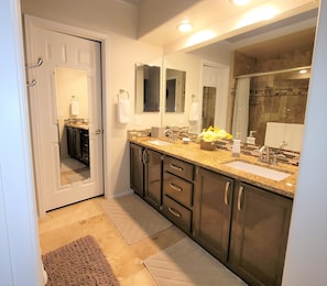 Combined shower/bathtub, hair dryer, towels, soap - HIGHLY RATED "Sonoran Secret" Updated  2br 2ba Omni Tucson National Golf Villa (Tucson)