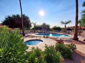 Utendørsbasseng og et oppvarmet basseng