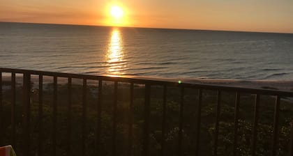 SPACIOUS OCEAN FRONT PARADISE