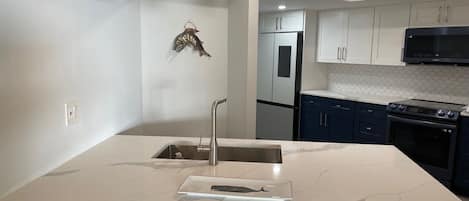 Geladeira, micro-ondas, fogão, cooktop