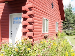 Exterior detail - Charming Log Cabin with Wood Burning Fireplace ā 1 mile from Downtown Hayward (Hayward)