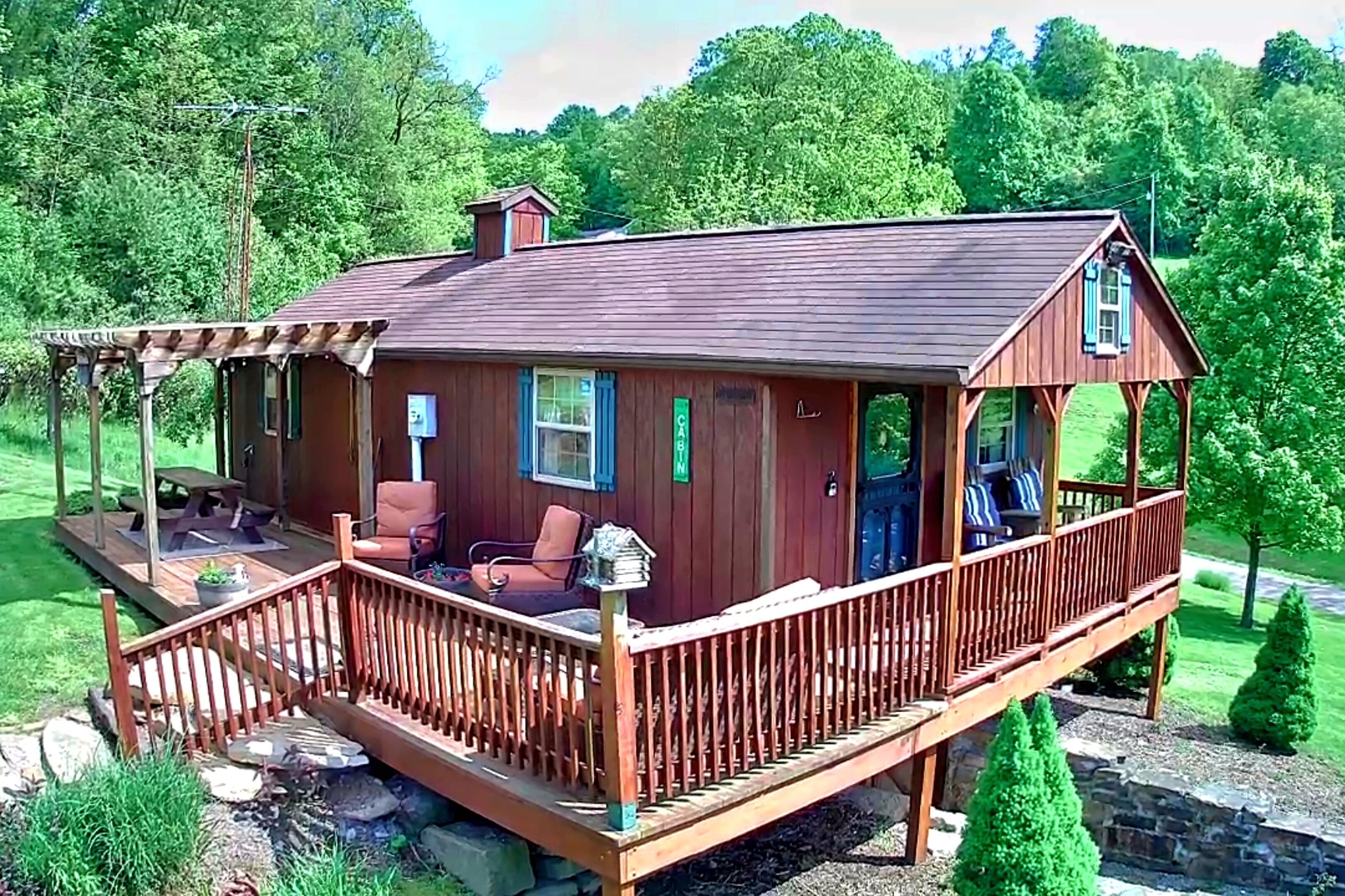 Charming, Quiet, Cabin, near biking trails, Ohiopyle with Hot Tub! 