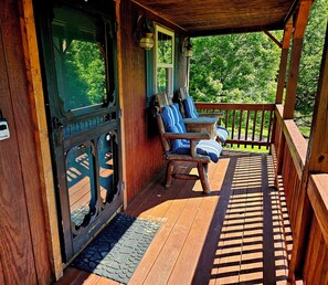 Property grounds - Charming, quiet cabin with NEW private hot tub! (Confluence)