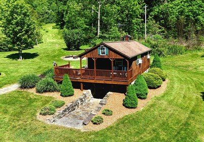 Charming, quiet cabin with NEW private hot tub!