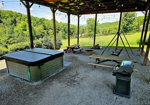Outdoor dining - Charming, quiet cabin with NEW private hot tub! (Confluence)