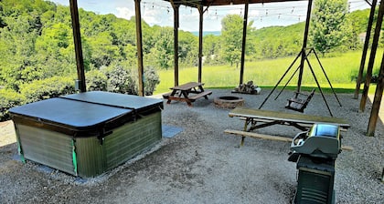 Charming, quiet cabin with NEW private hot tub!