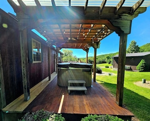 Terrace/patio - Charming, quiet cabin with NEW private hot tub! (Confluence)