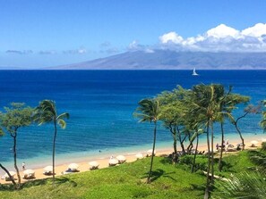 Aan het strand, ligstoelen aan het strand, strandlakens