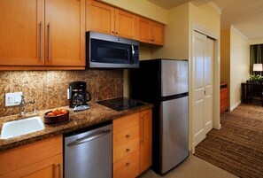 Full-sized fridge, microwave, oven, stovetop