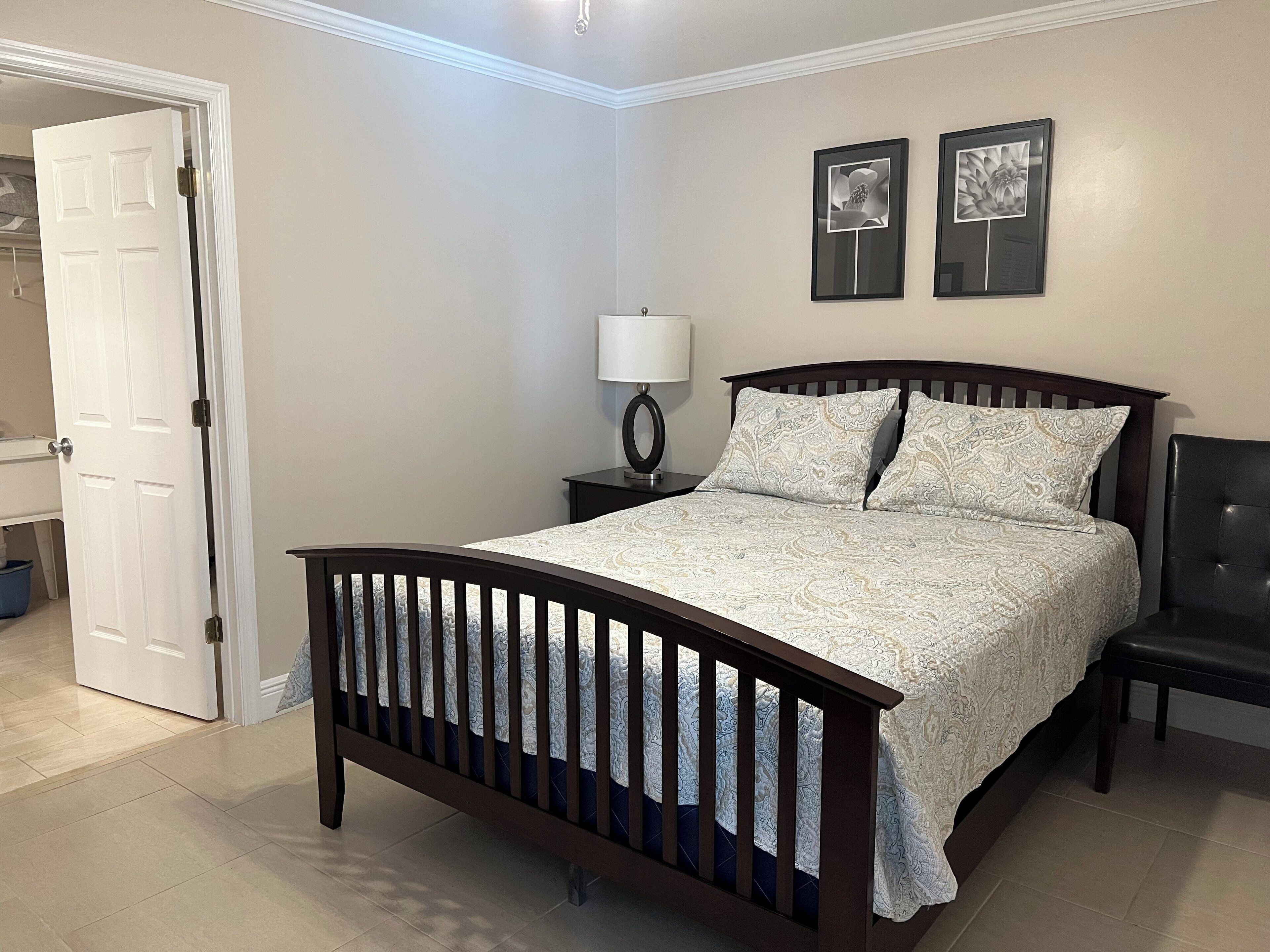 2 عدّة غرف نوم ومكواة/لوح كي وواي فاي وملاءات أسرّة