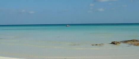 Una spiaggia nelle vicinanze, lettini da mare