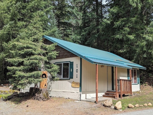 Beautiful Northwest Lodging - Hall Creek Cabin, Affordable Ski Cabin
