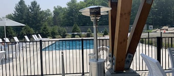  Ski-in/Ski-out Condo with central air -Seasons on Mt. Snow