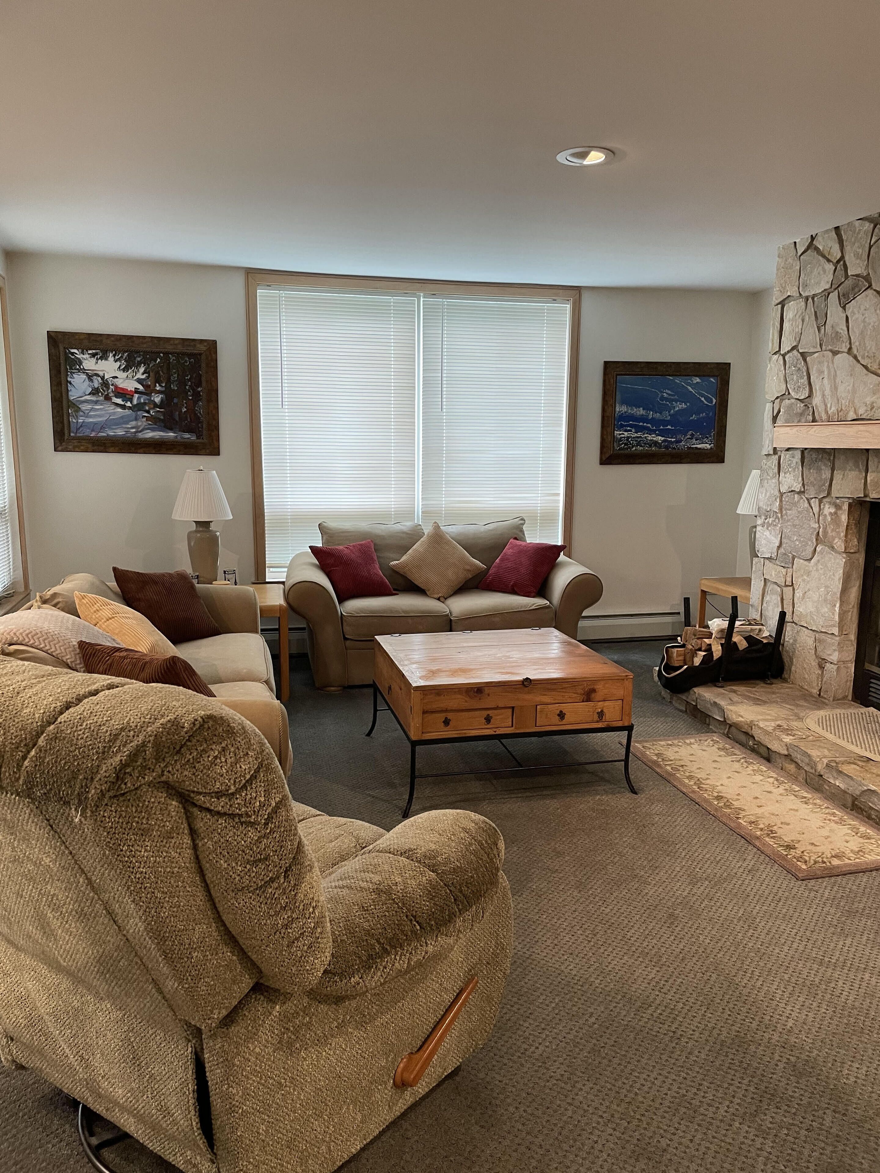 Smart-TV, Kamin, Bücher