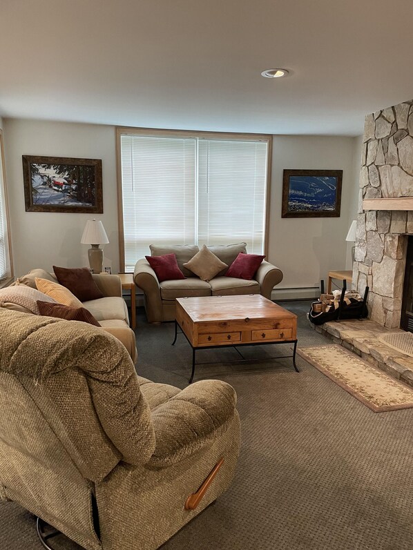 Smart-TV, Kamin, Bücher