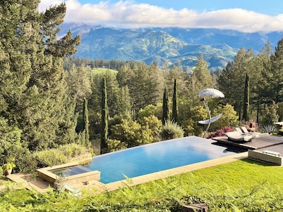 Luxury Vineyard Guest House with Amazing Views, Pool, Pickle Ball & Tennis!