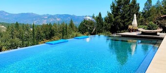 Luxury Vineyard Guest House with Amazing Views, Pool, Pickle Ball & Tennis!