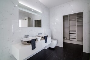 Douche, séchoir à cheveux, serviettes fournies, savon