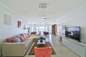 Smart TV, mesa de pingue-pongue, livros