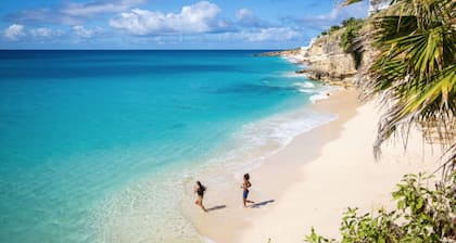 Stunning Penthouse on Mullet Bay beach