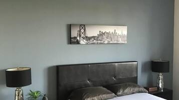 2 bedrooms, desk, iron/ironing board, WiFi