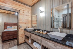 Ducha y bañera combinadas, bañera de hidromasaje y toallas